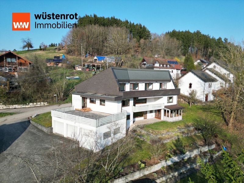 Imposantes Wohnhaus mit Einliegerwohnung in sonniger Lage
- Fantastisch viel Raum zum Leben!